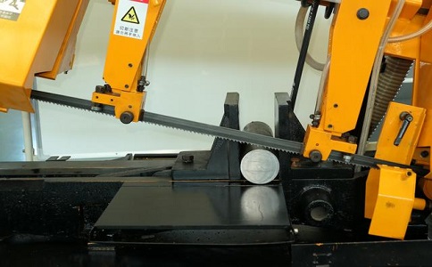 南澳数控带锯床自动送料精度会出现偏差吗？